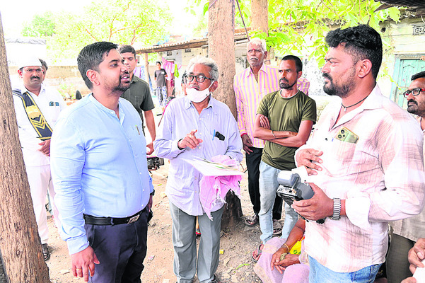 రేషన్కు బారులు1