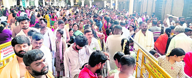 శ్రీమఠంలో భక్తుల సందడి 1