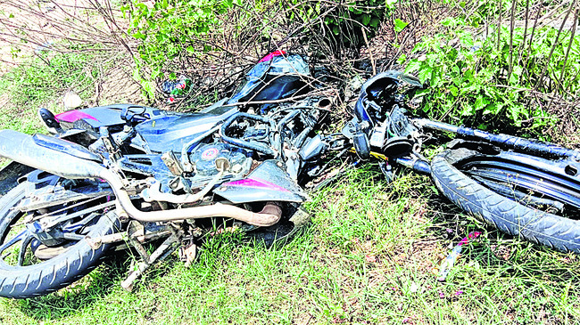 ద్విచక్ర వాహనాన్ని ఢీకొట్టిన కారు1