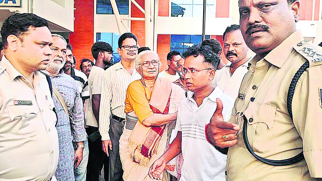 పోలీసుల అదుపులో మేధా పాట్కర్‌ 1