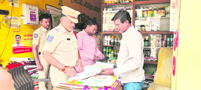 కరపత్రాల ఆవిష్కరణ 
3