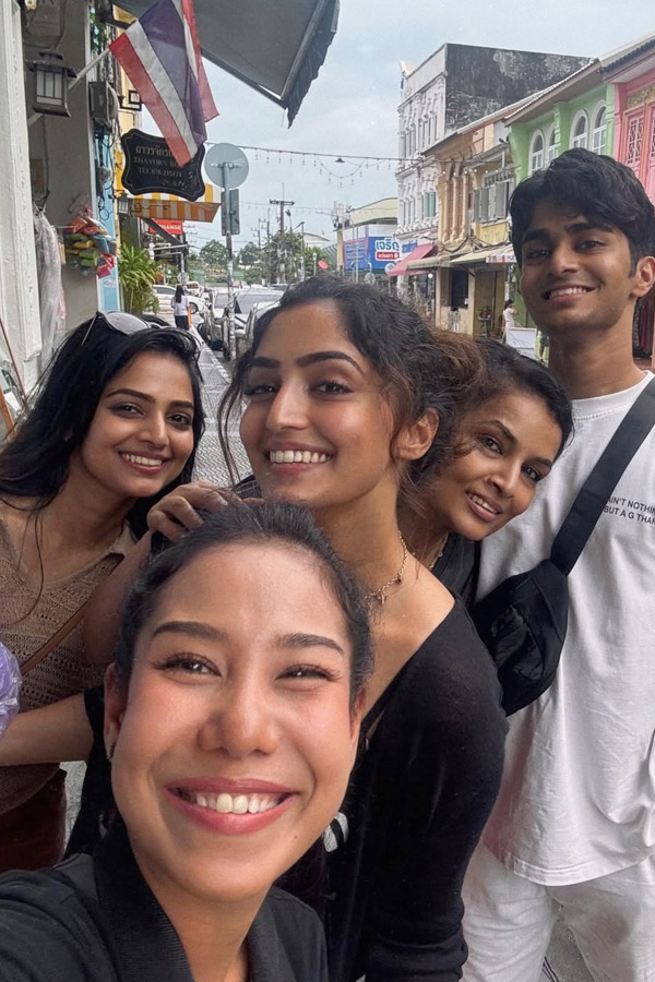 Actress Reba Monica John Trip to Thailand with family Photos8