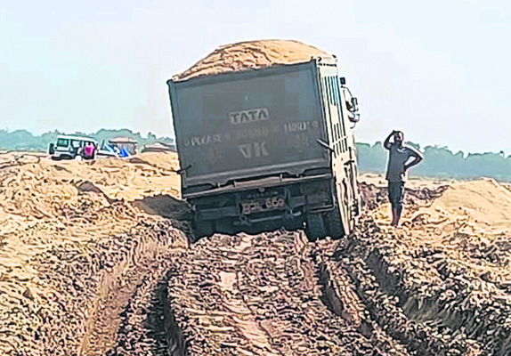 చెయ్యేరులో..ఇసుక దందా !1