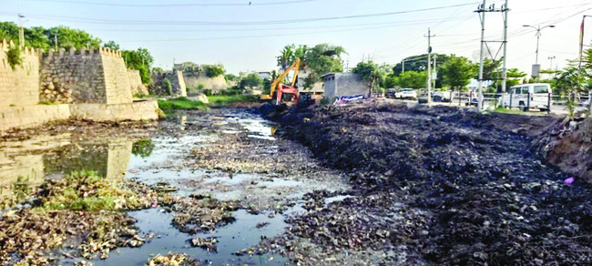 టైర్ పేలి కారు పల్టీ.. ఒకరు దుర్మరణం1
