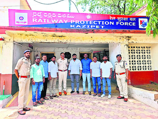 పెండ్యాల రైల్వే స్టేషన్లో తనిఖీలు
1