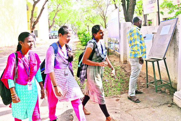 ప్రశాంతంగా ప్రారంభమైన డీఎస్సీ పరీక్ష 1