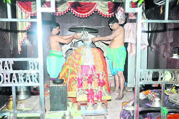 స్వర్ణ కవచధారణలో రామయ్య1