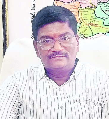 వైఎస్సార్‌సీపీ ముద్ర వేసి పనులు కల్పించడం లేదు 
5