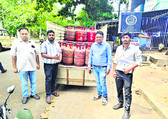 50 వంట గ్యాస్‌ సిలిండర్లు స్వాధీనం1