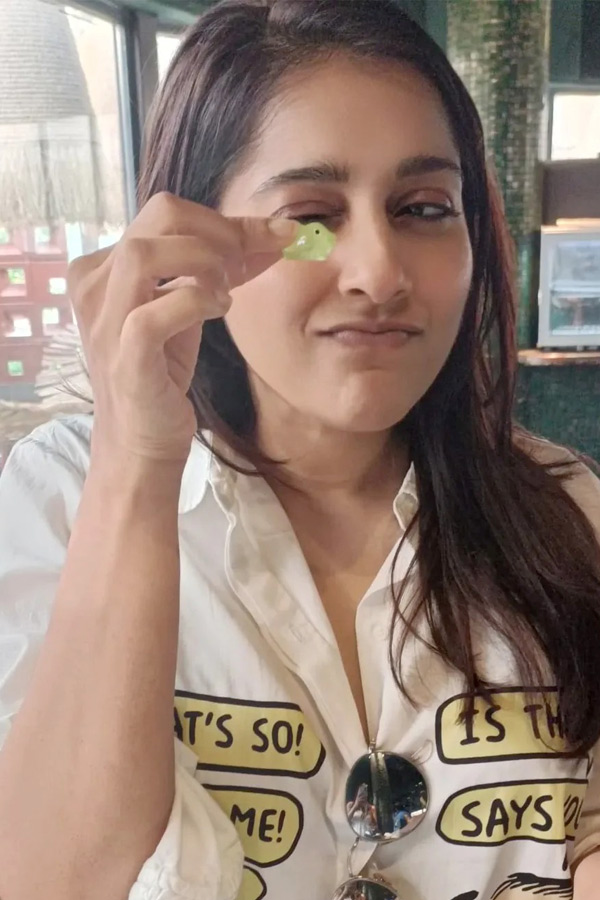 Anchor Rashmi Gautam Is Recovering from Her injury.. Spending The Time Photos2