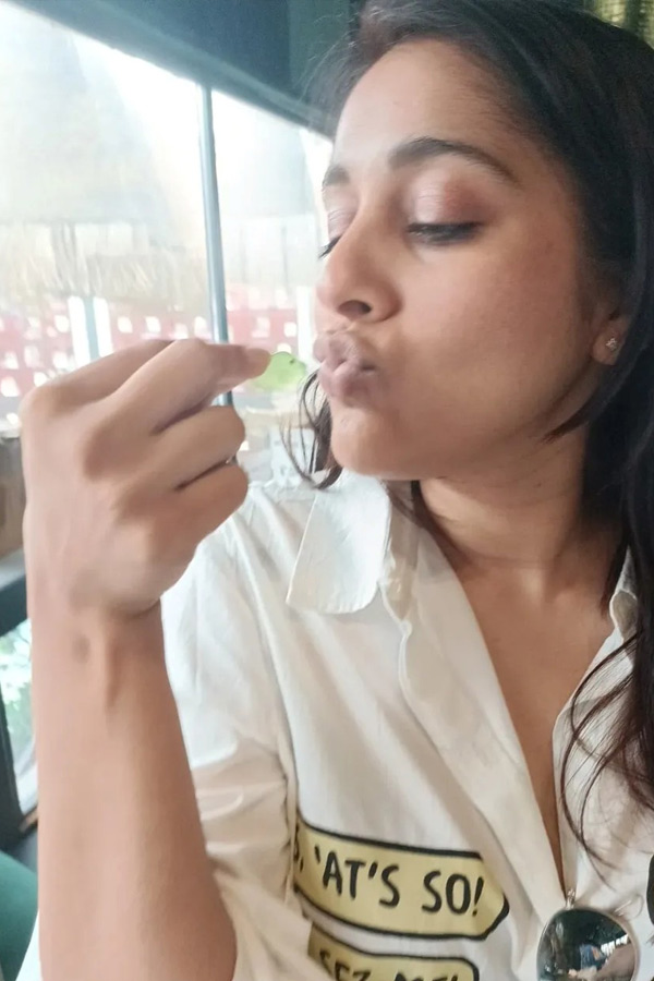 Anchor Rashmi Gautam Is Recovering from Her injury.. Spending The Time Photos4