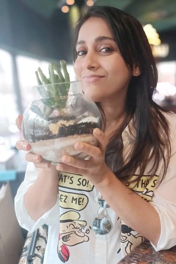 Anchor Rashmi Gautam Is Recovering from Her injury.. Spending The Time Photos5