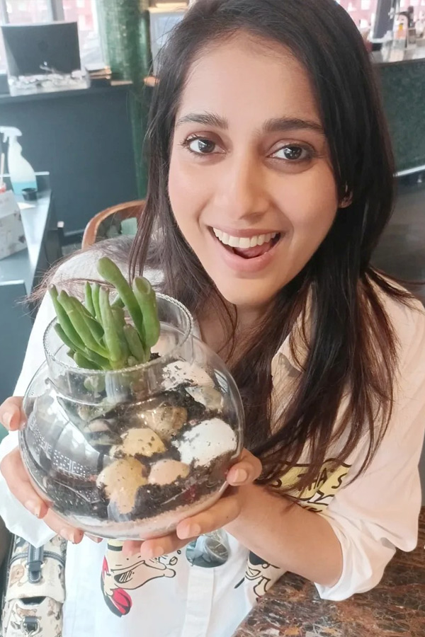 Anchor Rashmi Gautam Is Recovering from Her injury.. Spending The Time Photos7