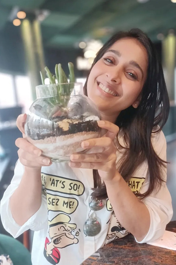 Anchor Rashmi Gautam Is Recovering from Her injury.. Spending The Time Photos8