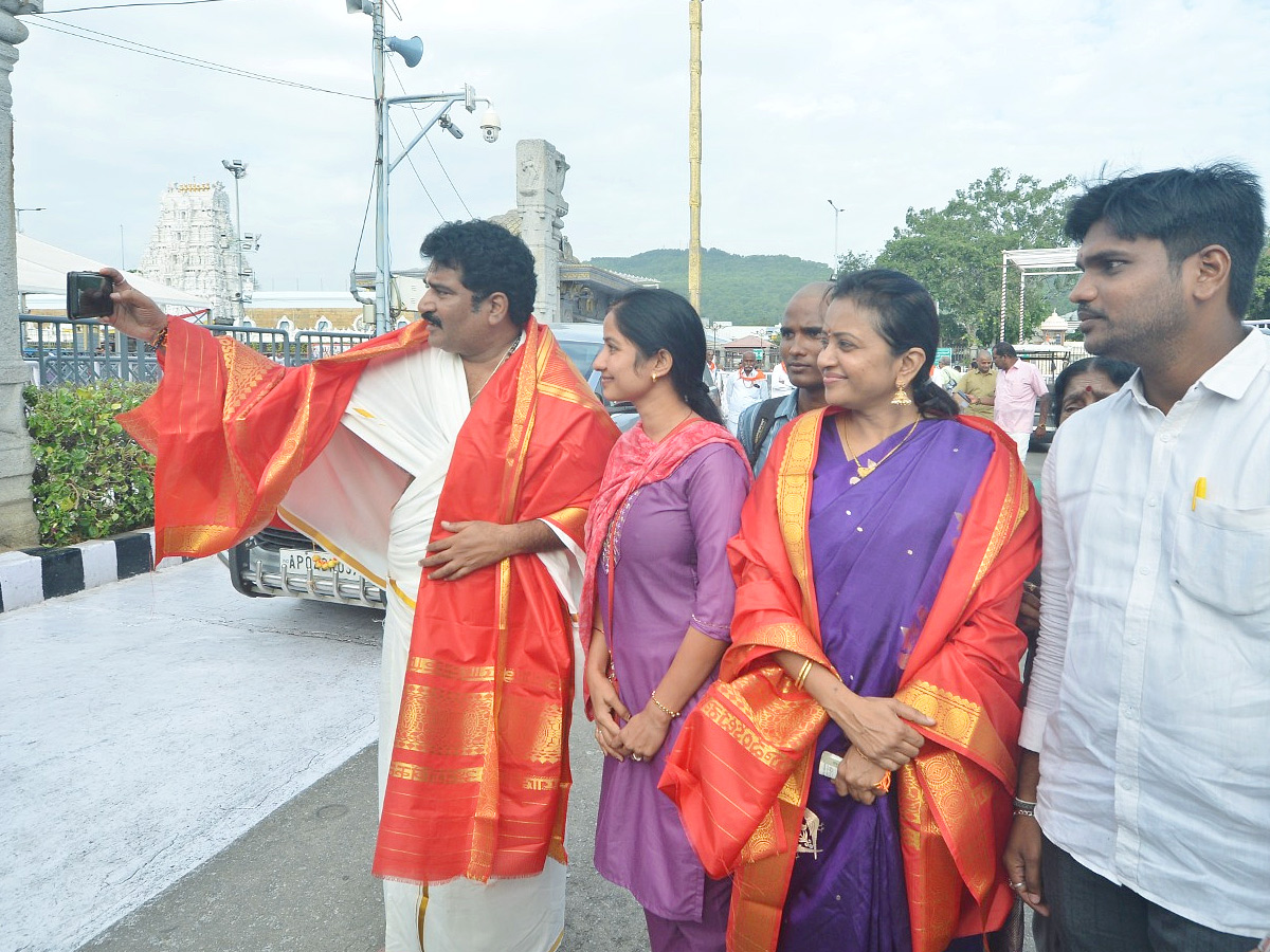 Anchor Suma, Rajiv Kanakala Visit Tirumala Photos6