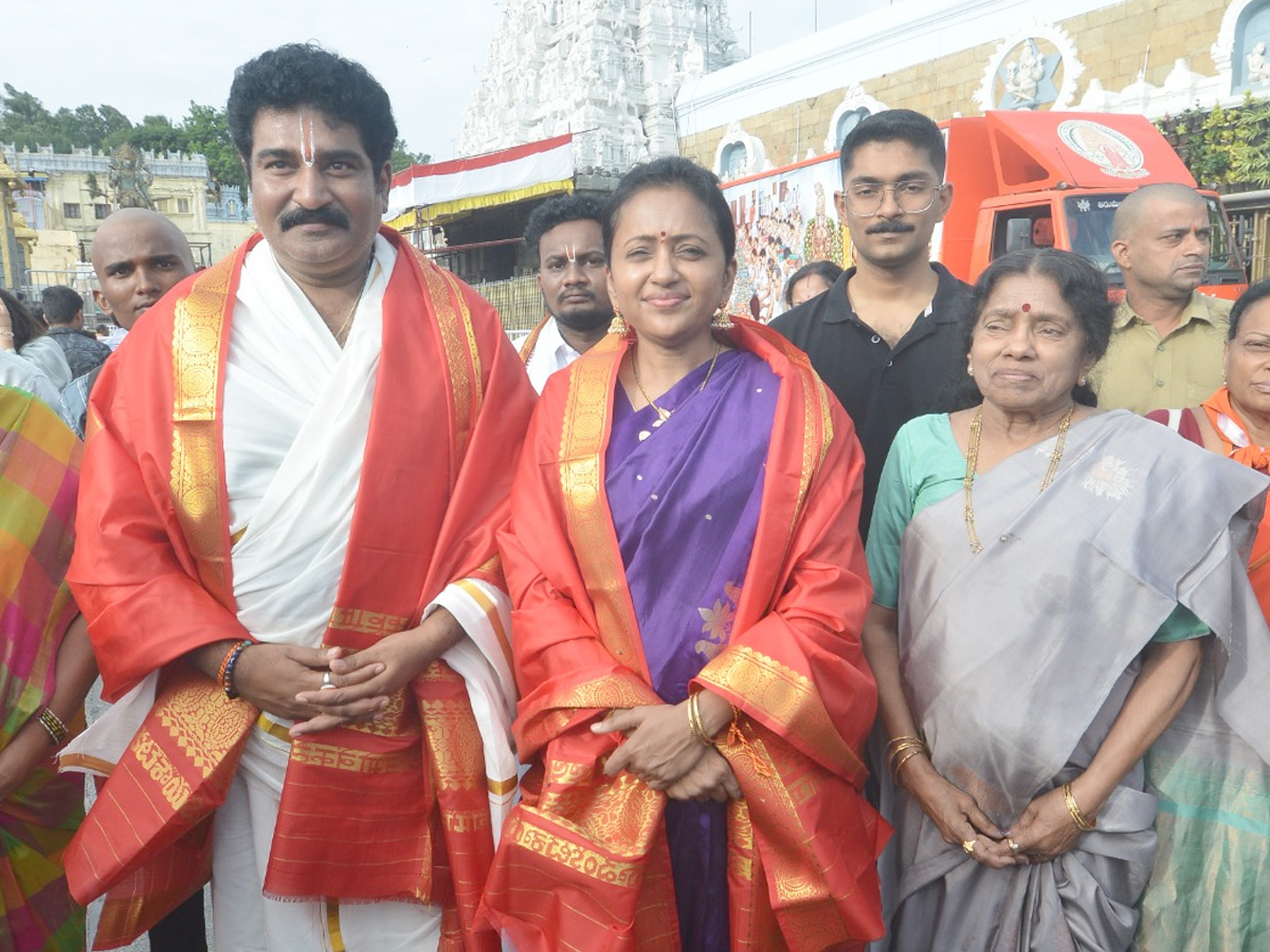 తిరుమల శ్రీవారిని దర్శించుకున్న రాజీవ్‌ కనకాల దంపతులు (ఫోటోలు) | Anchor ...