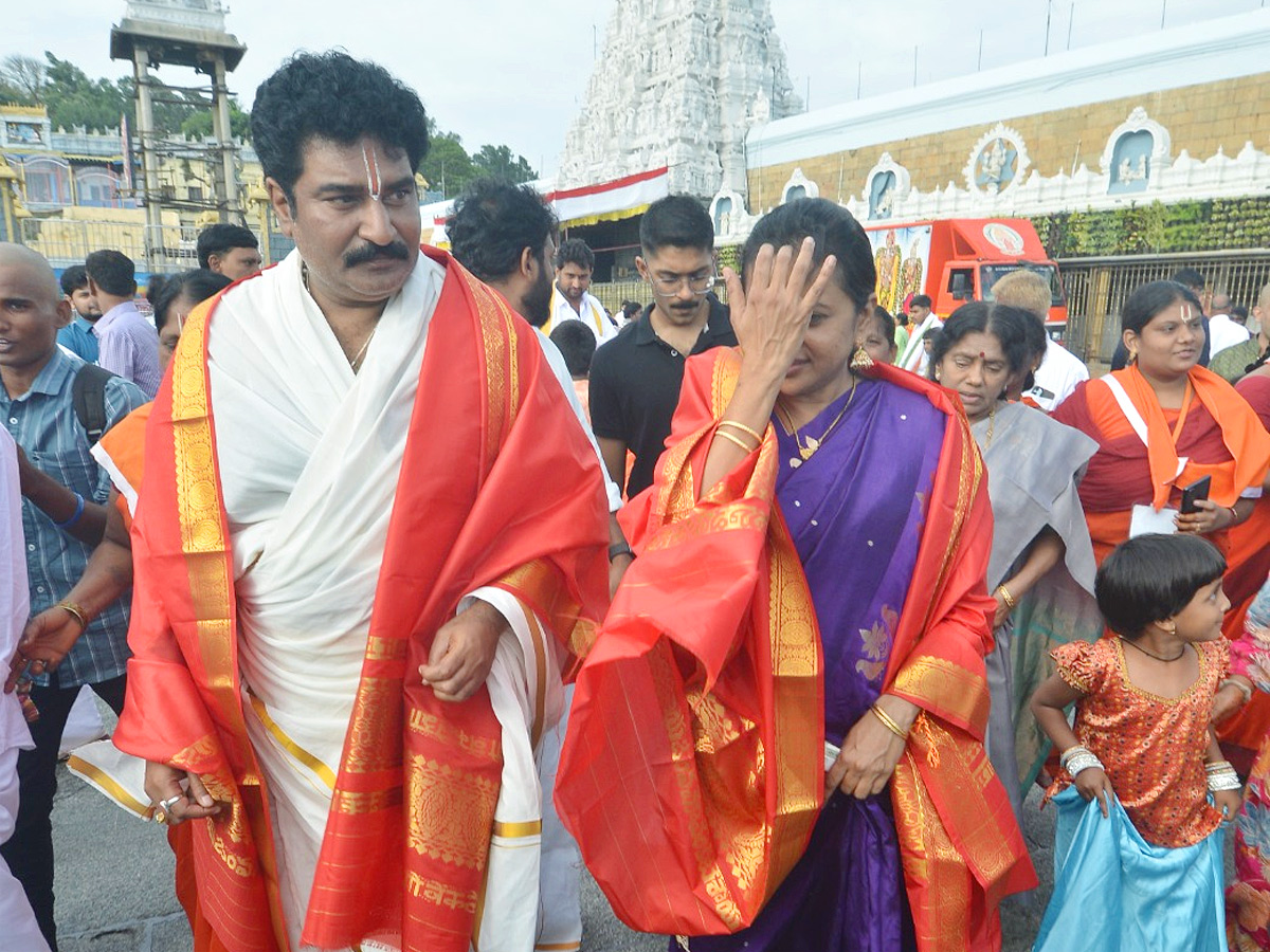 తిరుమల శ్రీవారిని దర్శించుకున్న రాజీవ్‌ కనకాల దంపతులు (ఫోటోలు) | Anchor ...
