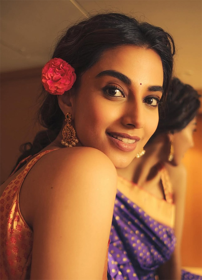 Tollywood Actress Meenakshi Chaudhary HD Photo Gallery4