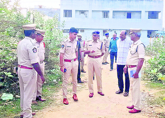 ‘ఏ ఊరు చూసినా ఏమున్నది గర్వకారణం.. వ్యవస్థ సమస్తం రక్తా1