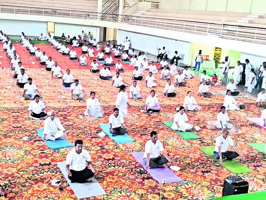 విద్యార్థులకు ప్రాథమిక స్థాయి నుంచే యోగ 1