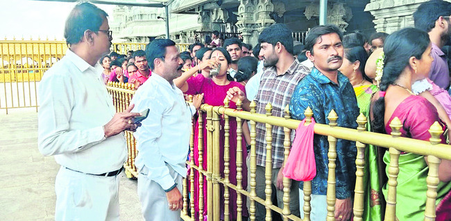యాదగిరిగుట్టకు బారులుదీరిన భక్తులు1