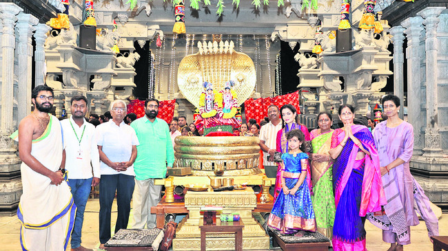 జల నారాయణస్వామికి మంగళహారతులు1