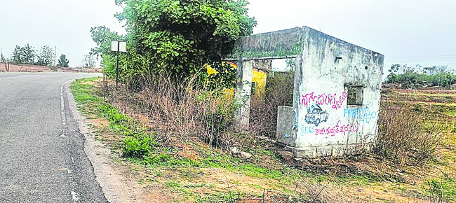 రోడ్లపైనే నిరీక్షణ! 1