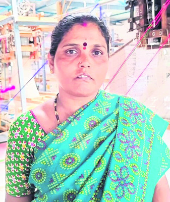 నెలకు మూడు చీరలు..
2
