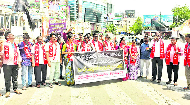 పిల్లలను ప్రభుత్వ బడుల్లో చేర్పించండి: డీఈవో2
