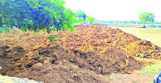 చెరువు మట్టి అక్రమార్కుల పాలు 1