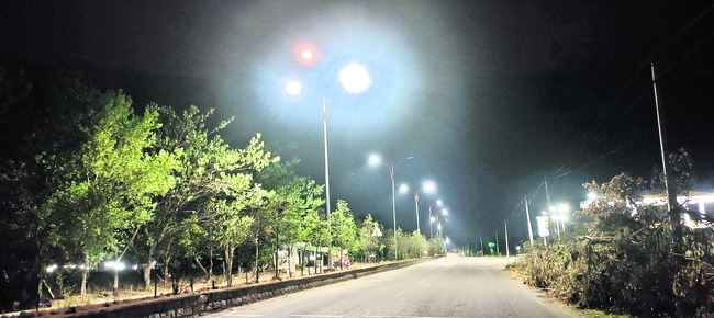 అటు వెలుగులు.. ఇటు చీకట్లు..1