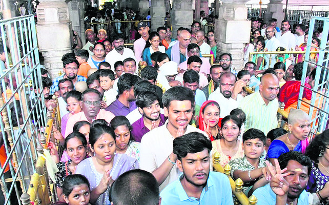 శ్రీగిరి.. భక్తజన ఝరి! 1