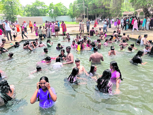 శ్రీగిరి.. భక్తజన ఝరి! 2