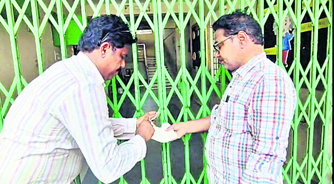 టెక్కలి రవీంద్రభారతి   పాఠశాలకు తాళాలు 1