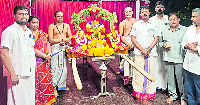 నిత్యాన్నదానం, బంగారు తాపడం పనులకు విరాళాలు
1