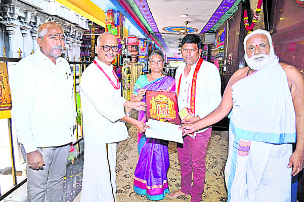 నిత్యాన్నదానం, బంగారు తాపడం పనులకు విరాళాలు
1