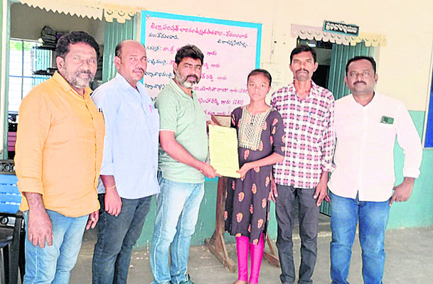 ప్రభుత్వ స్కూల్కు టీచర్ కూతురు
4