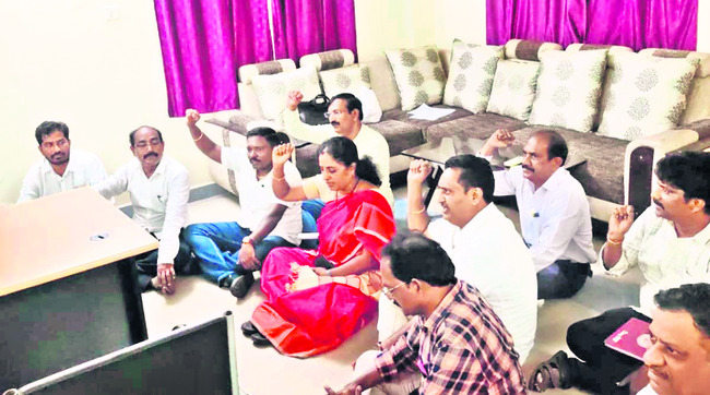 ఎస్జీటీలకు మాన్యువల్ కౌన్సెలింగ్ నిర్వహించాలి 1