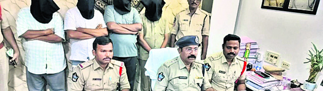 ఉద్యోగాల పేరిట ఘరానా మోసం 1