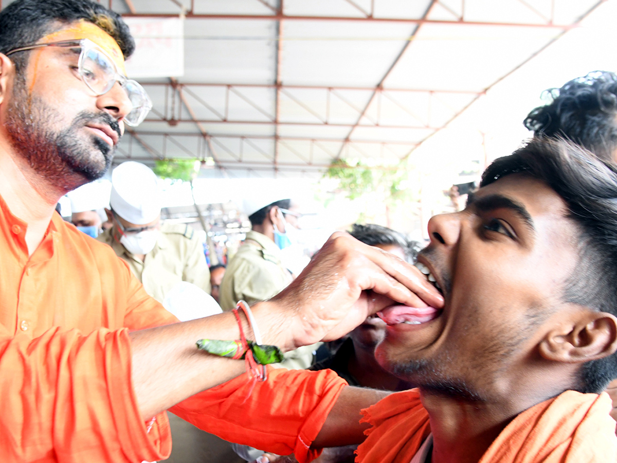 హైదరాబాద్ : చేప మందు పంపిణీ.. పోటెత్తిన జనం (ఫొటోలు) | Chepa Mandu ...