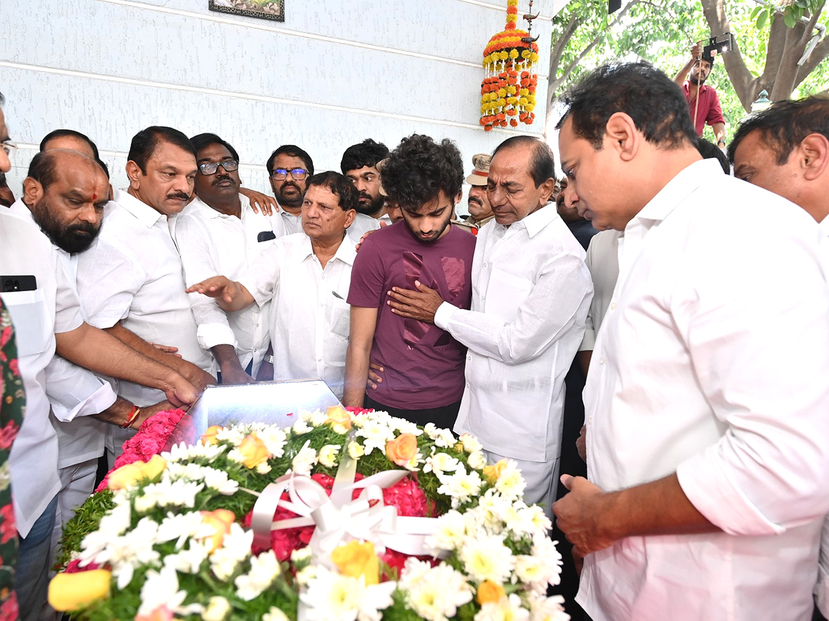 KCR Emotional On Seeing MLA Maganti Gopinath Photos1