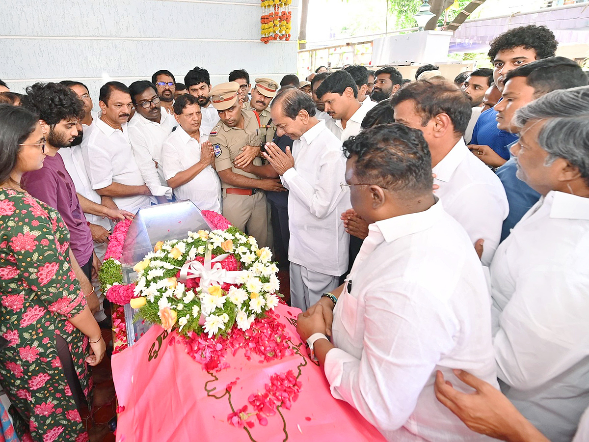 KCR Emotional On Seeing MLA Maganti Gopinath Photos10
