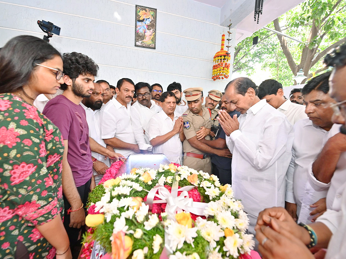 KCR Emotional On Seeing MLA Maganti Gopinath Photos11