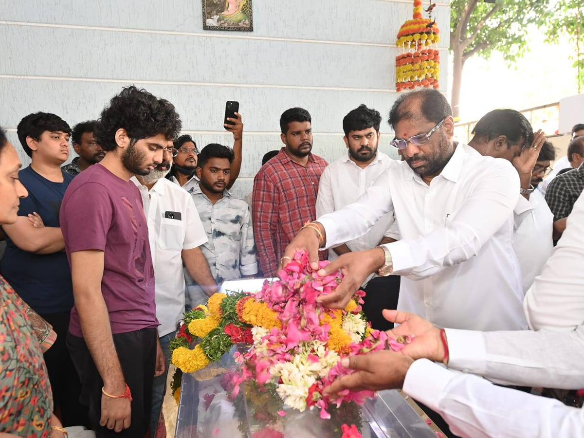 KCR Emotional On Seeing MLA Maganti Gopinath Photos17