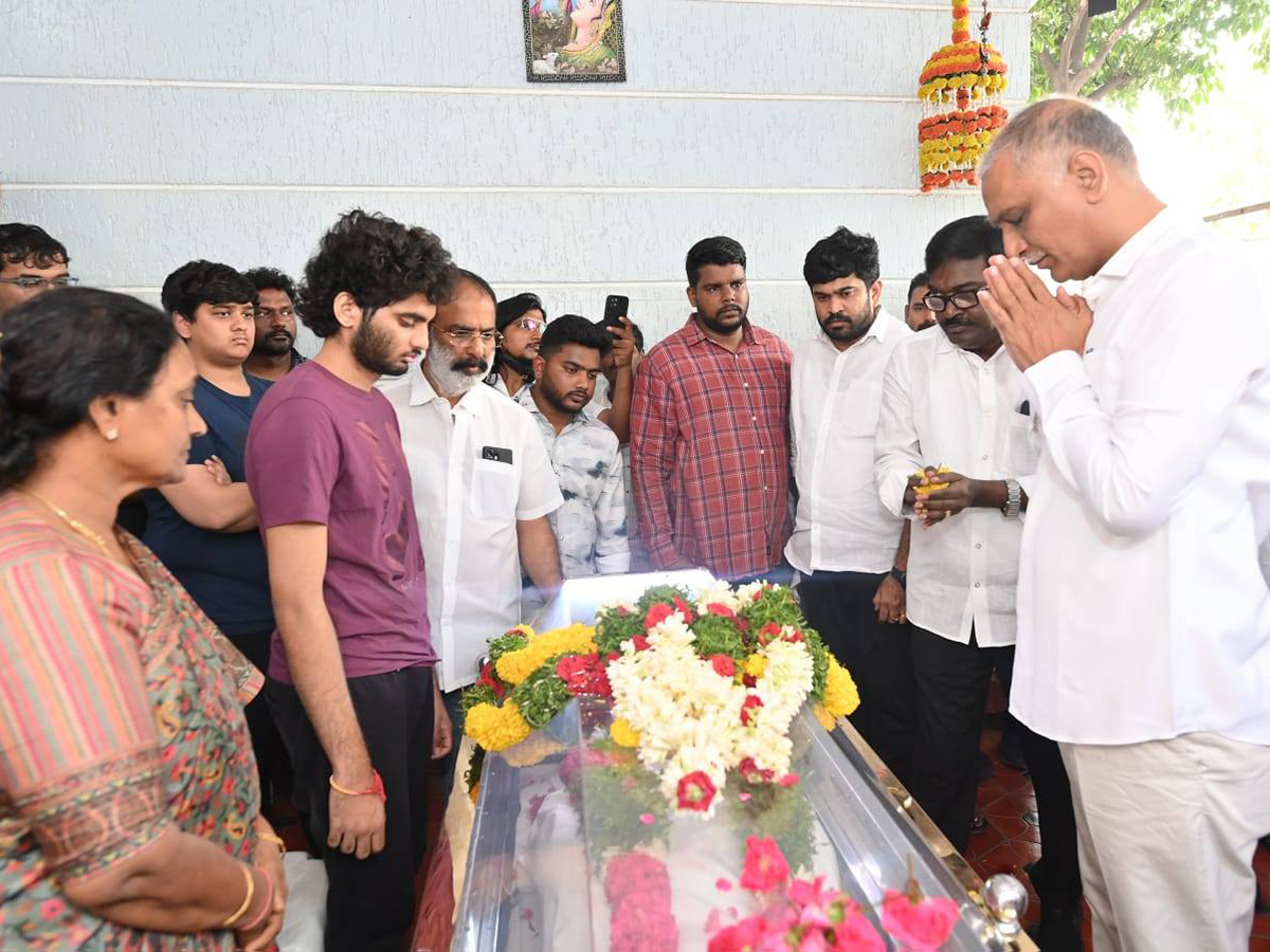 KCR Emotional On Seeing MLA Maganti Gopinath Photos19