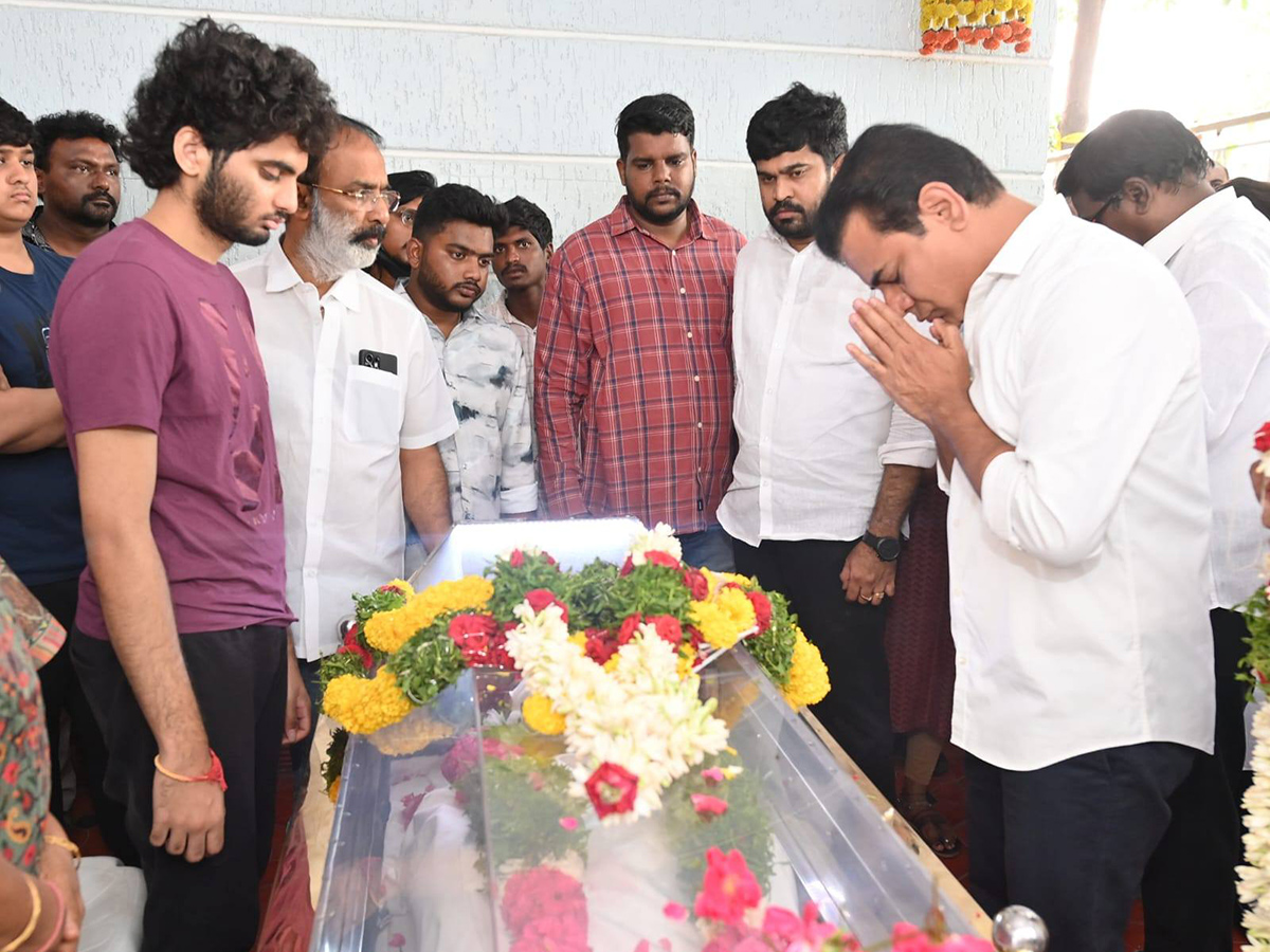 KCR Emotional On Seeing MLA Maganti Gopinath Photos20