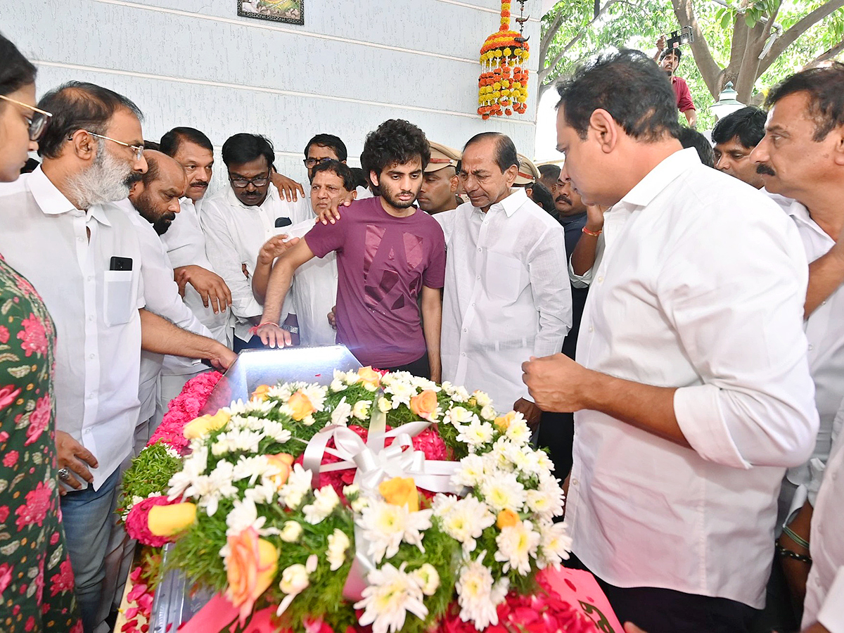 KCR Emotional On Seeing MLA Maganti Gopinath Photos22
