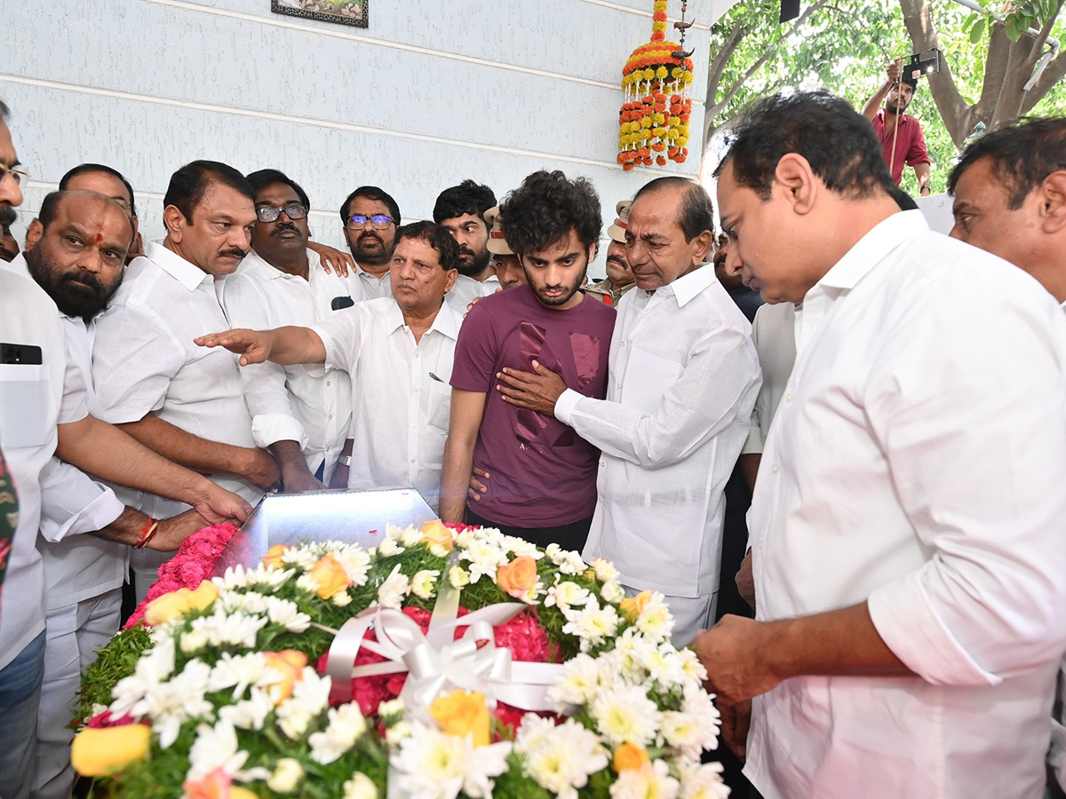 KCR Emotional On Seeing MLA Maganti Gopinath Photos5