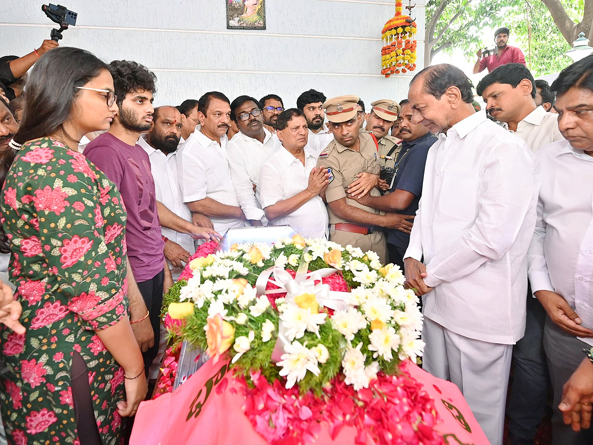 KCR Emotional On Seeing MLA Maganti Gopinath Photos6