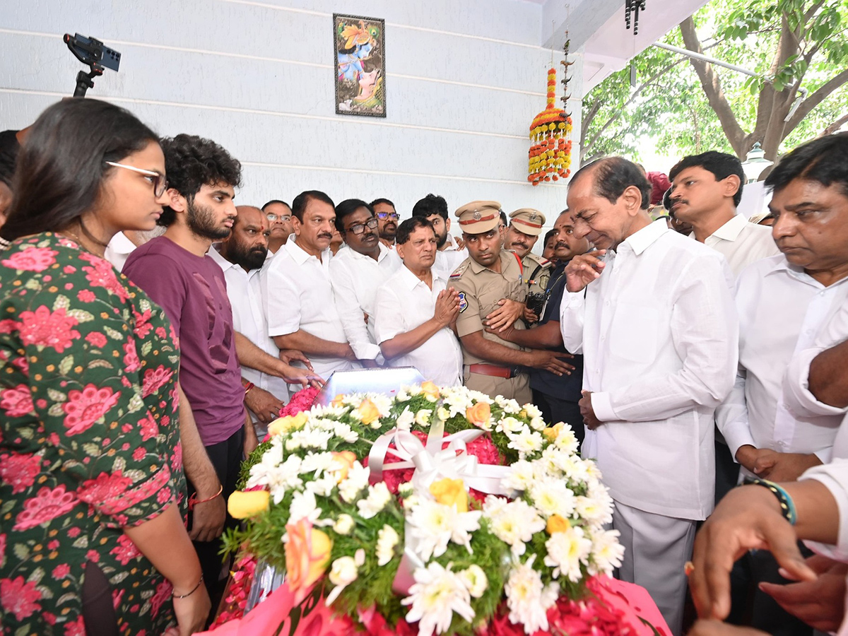 KCR Emotional On Seeing MLA Maganti Gopinath Photos7